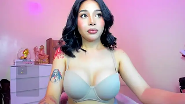 Snapshot of LauraLoove chatting on 02-28-26, 04:13 LauraLoove online show from 02-28-26, 04:13