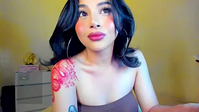 Snapshot of LauraLoove chatting on 03-13-26, 03:57 LauraLoove online show from 03-13-26, 03:57