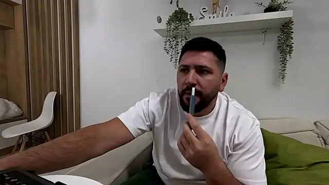 Snapshot of Gold_Alpha_Boy chatting on 10-06-25, 02:36 Gold Alpha Boy online show from 10-06-25, 02:36