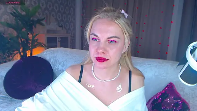 LiSinDoll online show from 11-18-25, 06:18