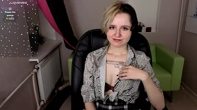 Snapshot of girl_next_doorr chatting on 10-11-25, 01:09 girl next doorr online show from 10-11-25, 01:09