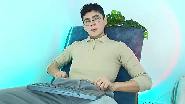 CamiiGuzmanX online show from 10-23-25, 08:29