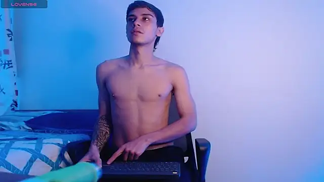 Snapshot of axel_davis_ chatting on 10-14-25, 01:39 axel davis online show from 10-14-25, 01:39