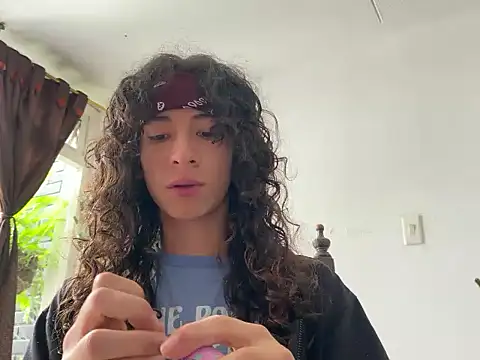 Snapshot of camille_delrey chatting on 10-16-25, 04:41 camille delrey online show from 10-16-25, 04:41