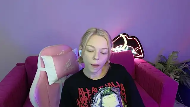 Snapshot of MillaHolt chatting on 09-13-25, 01:38 MillaHolt online show from 09-13-25, 01:38