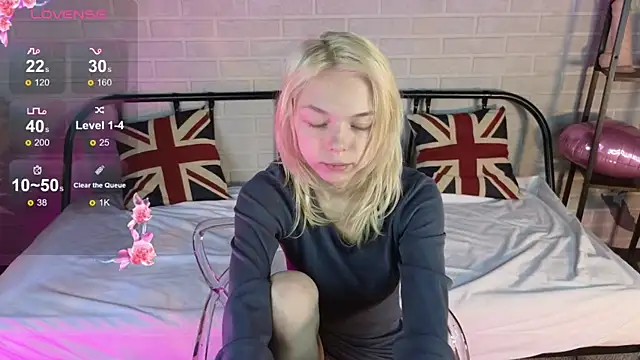 Snapshot of MillaHolt chatting on 10-14-25, 08:37 MillaHolt online show from 10-14-25, 08:37