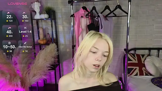 Snapshot of MillaHolt chatting on 10-22-25, 08:47 MillaHolt online show from 10-22-25, 08:47