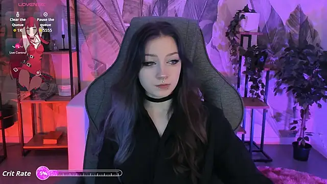 Snapshot of LiliLuna chatting on 10-16-25, 12:17 LiliLuna online show from 10-16-25, 12:17