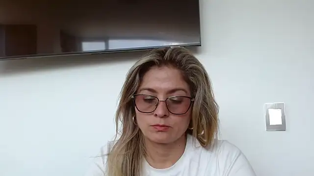 Snapshot of linda-mature43 chatting on 10-22-25, 03:01 linda-mature43 online show from 10-22-25, 03:01