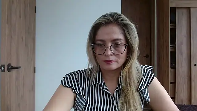 Snapshot of linda-mature43 chatting on 10-23-25, 05:23 linda-mature43 online show from 10-23-25, 05:23