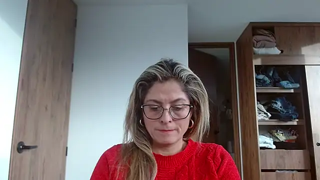 Snapshot of linda-mature43 chatting on 10-28-25, 10:01 linda-mature43 online show from 10-28-25, 10:01