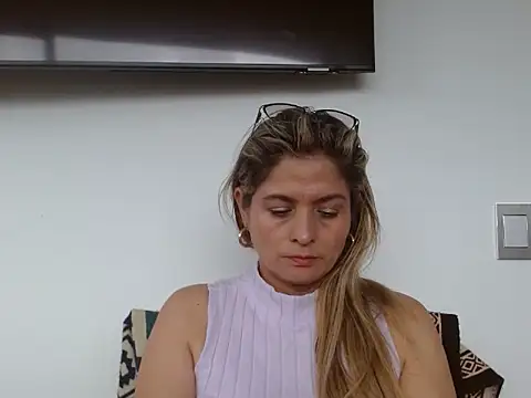 Snapshot of linda-mature43 chatting on 10-29-25, 03:03 linda-mature43 online show from 10-29-25, 03:03