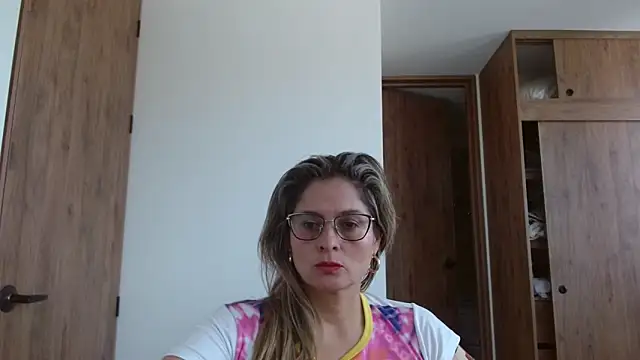 Snapshot of linda-mature43 chatting on 11-07-25, 03:01 linda-mature43 online show from 11-07-25, 03:01