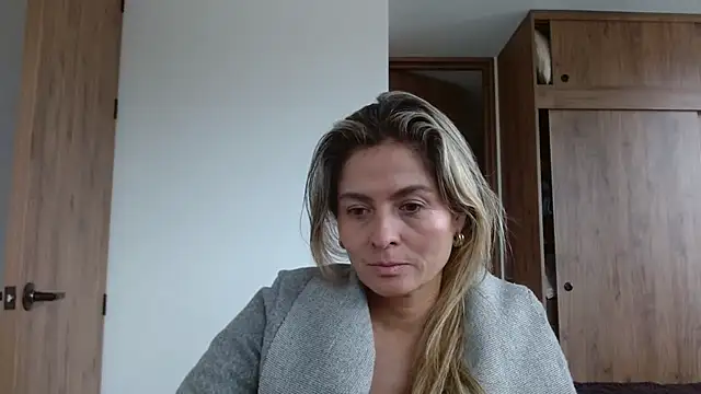 Snapshot of linda-mature43 chatting on 11-19-25, 01:44 linda-mature43 online show from 11-19-25, 01:44