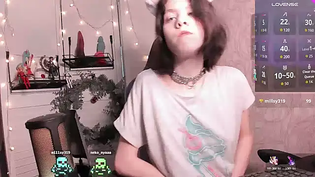 Snapshot of aestheticbeing chatting on 12-18-25, 12:11 aestheticbeing online show from 12-18-25, 12:11