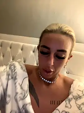 Snapshot of EllieMaeBaby chatting on 11-11-25, 08:31 EllieMaeBaby online show from 11-11-25, 08:31