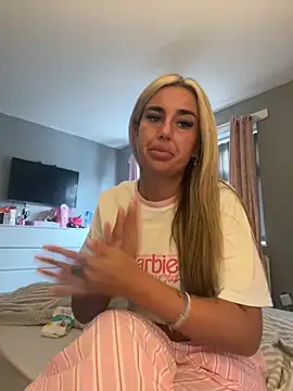 Snapshot of EllieMaeBaby chatting on 12-05-25, 01:20 EllieMaeBaby online show from 12-05-25, 01:20