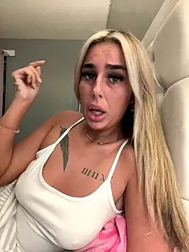 Snapshot of EllieMaeBaby chatting on 12-14-25, 09:41 EllieMaeBaby online show from 12-14-25, 09:41