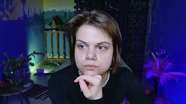 EllieMurler online show from 10-13-25, 01:00