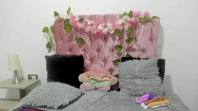 Snapshot of ivy_moon05 chatting on 01-17-26, 04:43 ivy moon05 online show from 01-17-26, 04:43