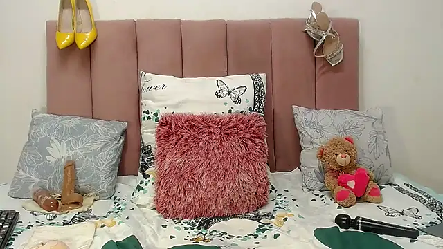 Snapshot of RoundaAssx22 chatting on 10-15-25, 04:56 RoundaAssx22 online show from 10-15-25, 04:56