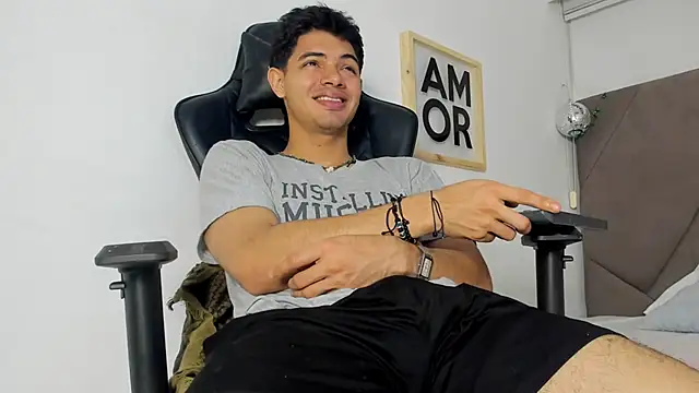 Snapshot of andrew_colleman chatting on 02-06-26, 03:33 andrew colleman online show from 02-06-26, 03:33