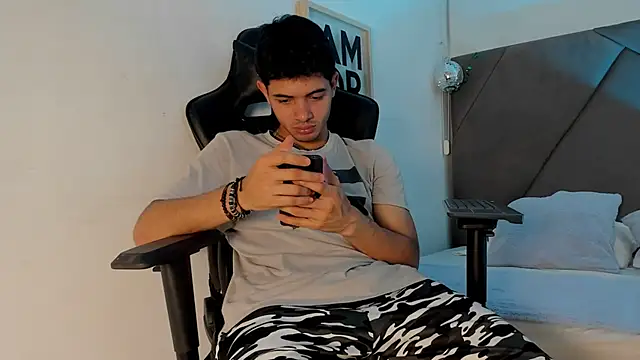 Snapshot of andrew_colleman chatting on 02-07-26, 11:30 andrew colleman online show from 02-07-26, 11:30