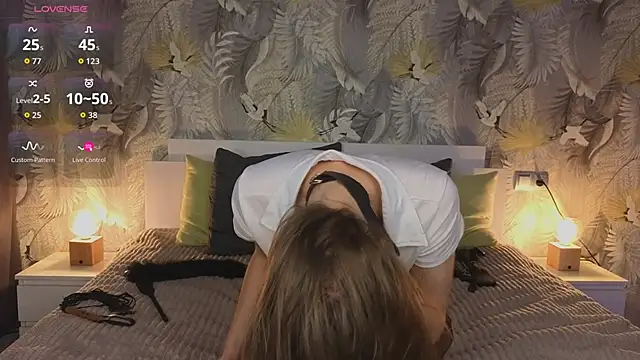 Snapshot of EllieSugar chatting on 10-21-25, 03:40 EllieSugar online show from 10-21-25, 03:40