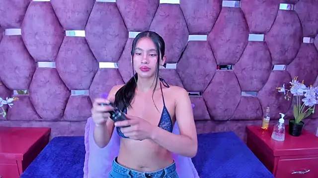 Miaa Davis  online show from 12-19-25, 03:02