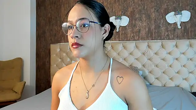 Snapshot of LaurenMitchell1 chatting on 10-23-25, 01:21 LaurenMitchell1 online show from 10-23-25, 01:21