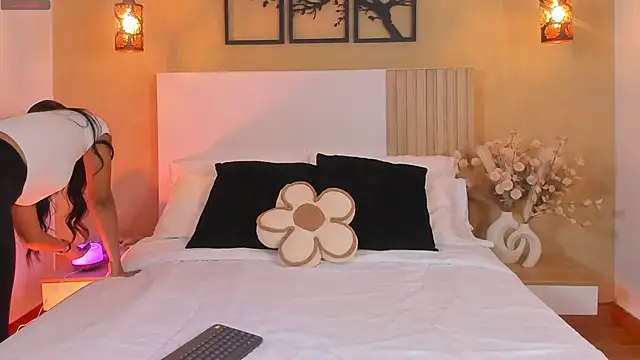 Camila Bustamante online show from 10-10-25, 03:22