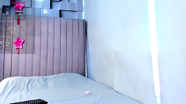 Snapshot of CandySays chatting on 10-22-25, 12:05 CandySays online show from 10-22-25, 12:05