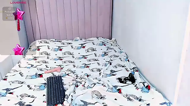 Snapshot of CandySays chatting on 10-27-25, 12:20 CandySays online show from 10-27-25, 12:20