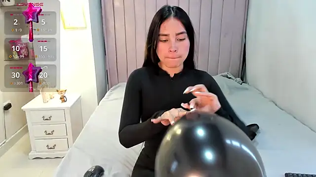 Snapshot of CandySays chatting on 10-30-25, 12:17 CandySays online show from 10-30-25, 12:17