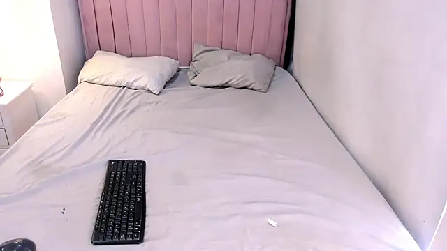 Snapshot of CandySays chatting on 11-19-25, 11:54 CandySays online show from 11-19-25, 11:54