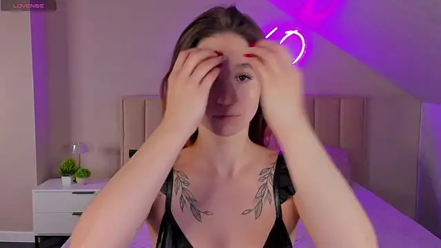 Eva Hollowey online show from 10-23-25, 09:08