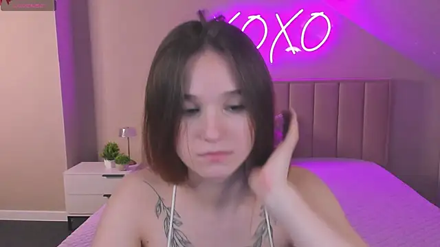 Eva Hollowey online show from 11-16-25, 03:28