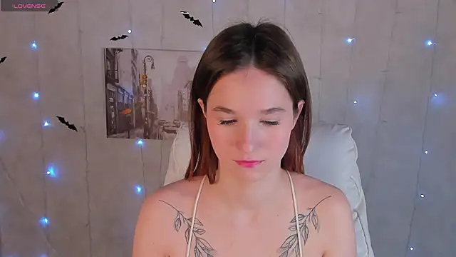 Eva Hollowey online show from 11-20-25, 12:05