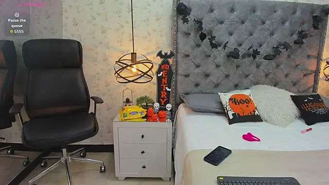 Snapshot of Aprilwatson chatting on 10-20-25, 07:14 Aprilwatson online show from 10-20-25, 07:14