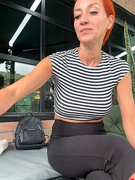 Snapshot of MikaelaBloom chatting on 10-12-25, 12:48 MikaelaBloom online show from 10-12-25, 12:48