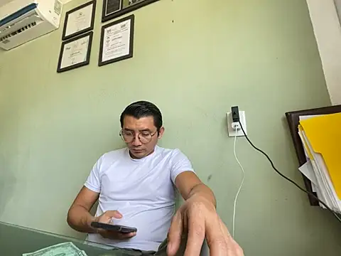 Snapshot of AlejXndroKD chatting on 10-18-25, 05:14 AlejXndroKD online show from 10-18-25, 05:14