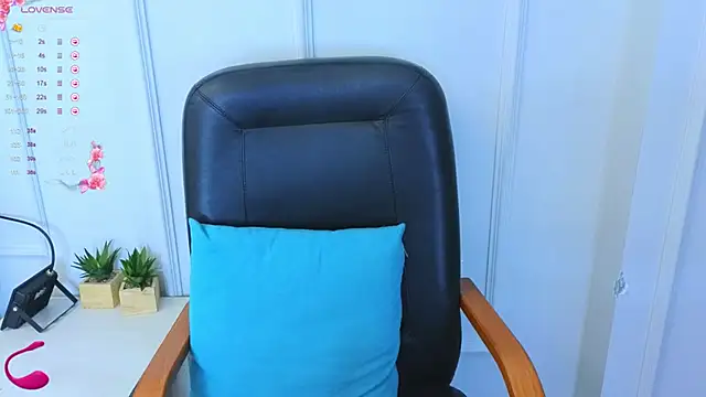 Snapshot of Kuro_Ren chatting on 10-13-25, 12:38 Kuro Ren online show from 10-13-25, 12:38