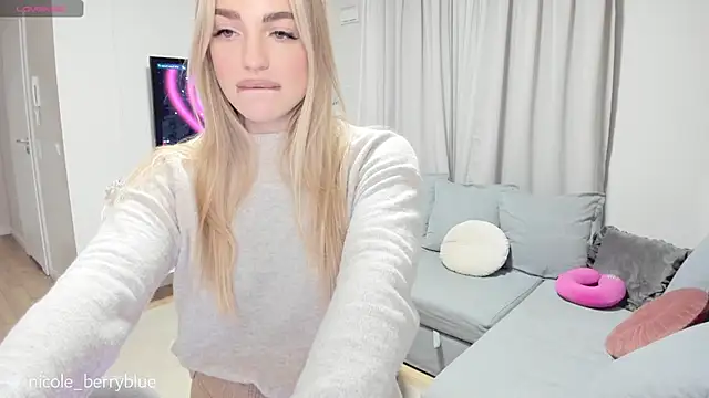 Snapshot of nicole_blueberry chatting on 10-19-25, 04:18 nicole blueberry online show from 10-19-25, 04:18