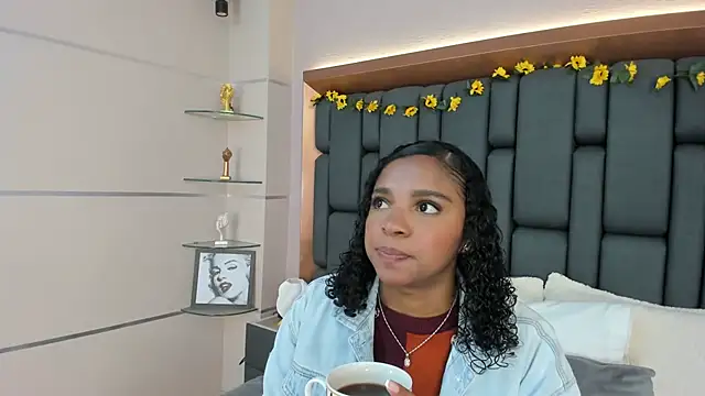 LisaMendez online show from 11-23-25, 04:01