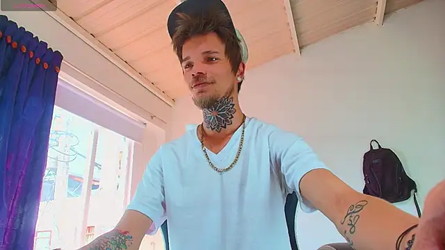 Snapshot of Gold_Loyal77 chatting on 12-01-25, 03:06 Gold Loyal77 online show from 12-01-25, 03:06