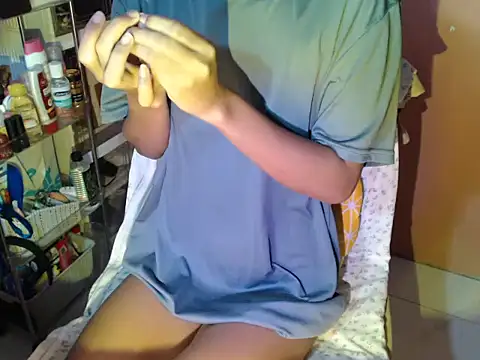 Snapshot of skinny_gracie chatting on 10-12-25, 03:05 skinny gracie online show from 10-12-25, 03:05