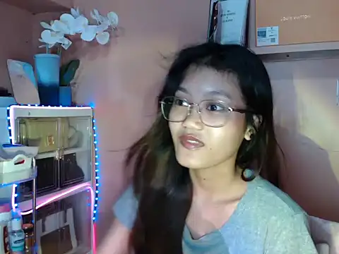 Snapshot of skinny_gracie chatting on 10-19-25, 03:34 skinny gracie online show from 10-19-25, 03:34