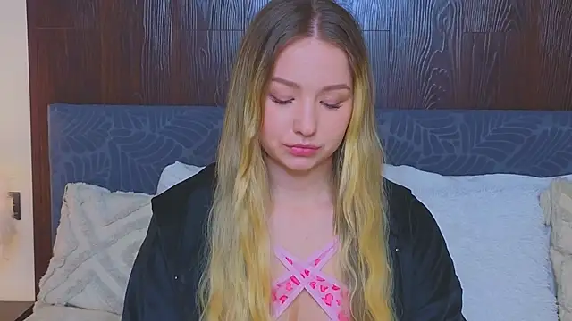 Snapshot of LeeAmy chatting on 09-19-25, 06:52 LeeAmy online show from 09-19-25, 06:52