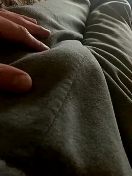 Snapshot of MuzzyFacing chatting on 11-28-25, 10:40 MuzzyFacing online show from 11-28-25, 10:40