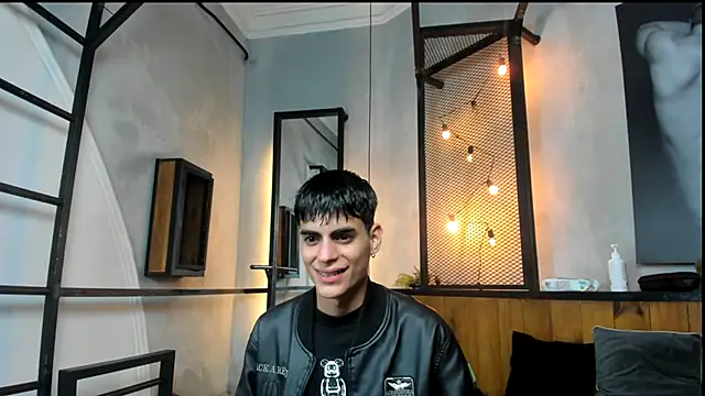 Snapshot of Dani_mc1 chatting on 11-21-25, 11:31 Dani mc1 online show from 11-21-25, 11:31